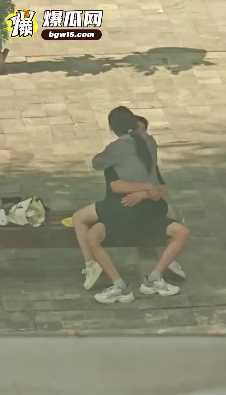 quay lén một cặp đôi trẻ hôn nhau say đắm và sờ soạng ngực ngoài công viên